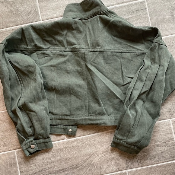 Women’s Khaki/olive colored crop jacket. Barely worn, no flaws. Size small. - Picture 4 of 5